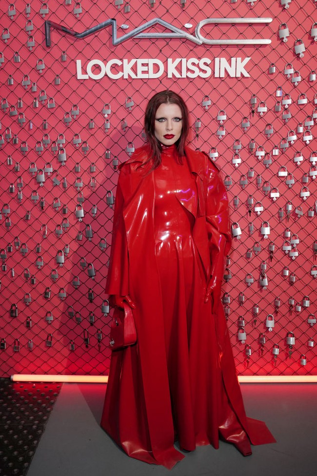 Ibu satu anak ini mengandalkan busana tersebut saat menghadiri acara MAC Locked Kiss Ink yang berlangsung dalam rangkaian Paris Fashion Week, Rabu (1/3/2023). (Foto: WireImage for MAC Cosmetics/Darren Gerrish)