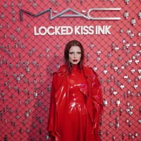 Ibu satu anak ini mengandalkan busana tersebut saat menghadiri acara MAC Locked Kiss Ink yang berlangsung dalam rangkaian Paris Fashion Week, Rabu (1/3/2023). (Foto: WireImage for MAC Cosmetics/Darren Gerrish)