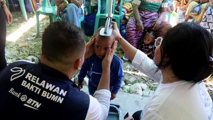 Kala Relawan Bakti BUMN Turun Langsung ke NTT Relawan Bakti BUMN turun langsung salurkan bantuan untuk ratusan anak dan ibu hamil serta yang membutuhkan di Desa Kolbano, NTT. Begini potretnya.