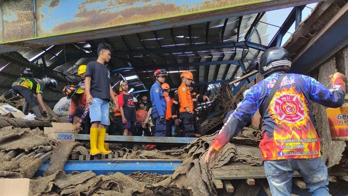 Sebuah bangunan pabrik karet di Kabupaten Tanah Laut, Kalimantan Selatan (Kalsel) ambruk.