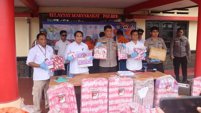 Dua Kepala Cabang (Kacab) PT Pos Indonesia di Kalimantan Utara (Kaltara) ditangkap polisi karena terlibat dalam penyelundupan 19 koli kosmetik ilegal dari Malaysia.