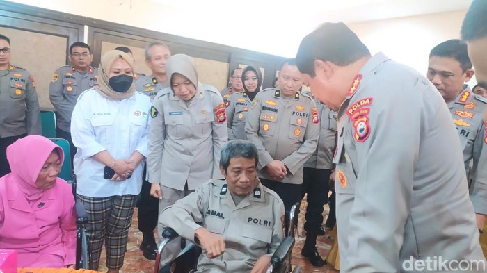 Kapolda Sulsel Irjen Nana Sudjana menyerahkan bantuan rumah kepada anggotanya Aiptu Jamaluddin yang menderita strok.