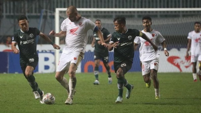 Kapten PSM Makassar Wiljan Pluim berduel dengan Kapten Persikabo 1973 Manahati Lestusen di Stadion Pakansari, Cibinong, Bogor dalam laga lanjutan Liga 1 2022/2023.