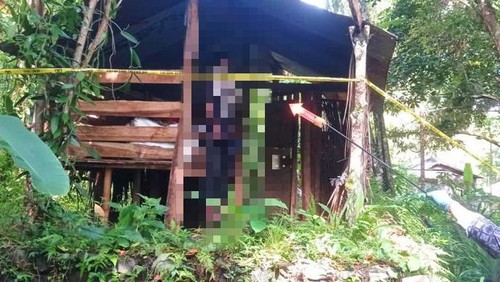 Personel dari Polsek Karangasem saat melakukan olah TKP di tempat mendiang S gantung diri di Banjar Dinas Karangasem, Desa Bukit, Karangasem Rabu (8/3/2023).