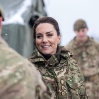 Kate Middleton harus melawan dinginnya angin dan salju saat mengikuti pelatihan di Wiltshire, Inggris, pada Rabu (8/3/2023). Foto: Getty Images