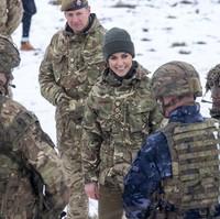 Wanita 41 tahun ini menjalani peran barunya sebagai Kolonel Batalyon 1 Pengawal Irlandia. Dia bergabung dengan para prajurit muda untuk latihan tempur. Foto: Getty Images