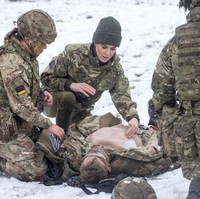 Kate Middleton pun ikut beberapa pelatihan yang diberikan. Dengan rambut ditata kepang ke belakang, dia ambil bagian dalam latihan bertempur di medan perang hingga belajar bagaimana tentara mengobati prajurit yang terluka. Foto: Getty Images