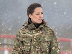 Foto: 9 Gaya Kate Middleton Jadi Kolonel Militer, Cantik nan Gahar