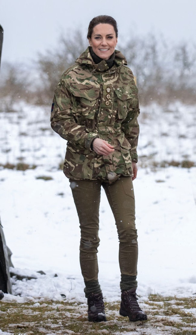 Tampil gagah tapi tetap memancarkan aura anggun, Kate Middleton terlihat memakai jaket parka loreng yang dipadu celana hijau army. Foto: Getty Images