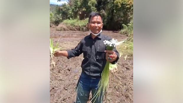 Kawasan kebun Edelweis di Ranca Upas rusak setelah acara trail di Ranca Upas pada Minggu, 5 Maret 2023. Hal itu memicu kemarahan Mang Uprit, petani Edelweis di Ranca Upas, Bandung.