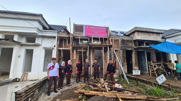 Kejati Sulsel melakukan penyitaan aset rumah milik tersangka kasus korupsi Bulog Pinrang, Radytio W Putra Sikado.
