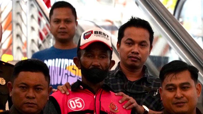 Kejati Sulsel menangkap terdakwa kasus korupsi PLTMH Barru di Balikpapan.