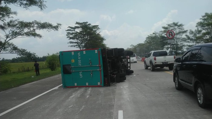 Kendaraan yang terlibat kecelakaan beruntun di jalan Tol Solo-Ngawi, Km 523+600, Sragen, Kamis (9/3/2023).