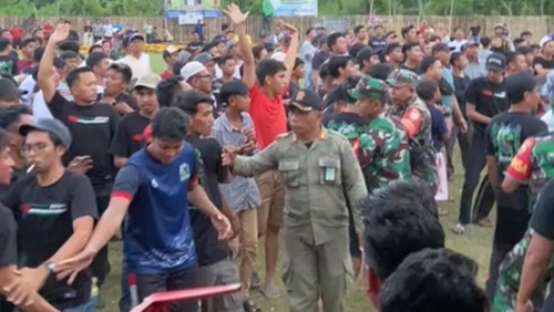 Turnamen sepak bola mini Badeng Raya Cup II di Negara berlangsung ricuh. Remaja 16 tahun jadi korban cedera serius, retak pada kaki.