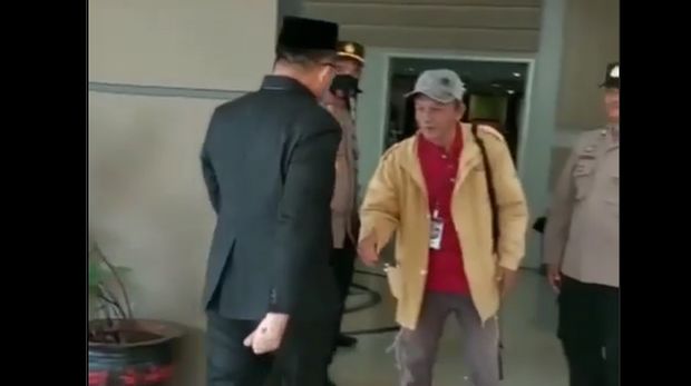 Ketua DPRD Luwu Timur Aripin menolak jabat tangan dengan warga.