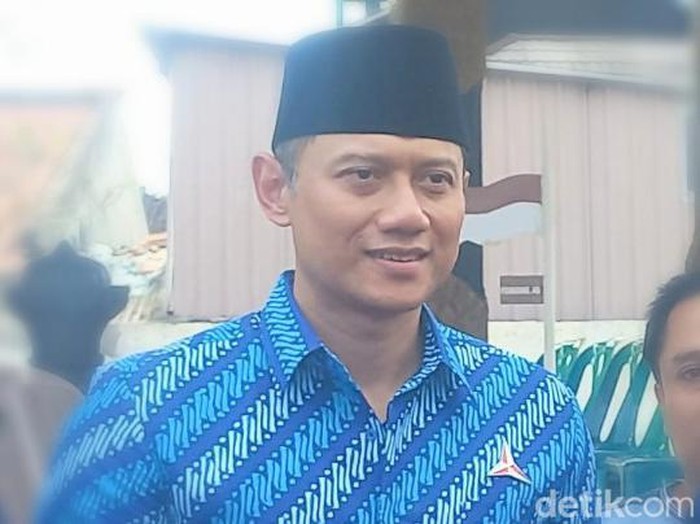 Ketum Partai Demokrat Agus Harimurti Yudhoyono (AHY) nyekar di makam Sarwo Edhie Wibowo di Kelurahan Pangen Juru Tengah, Kecamatan Purworejo, Kabupaten Purworejo, Kamis (9/3/2023).