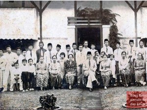 Bung Karno Menciptakan 17 Tonil Saat Diasingkan di Ende & Bengkulu, Apa Sih Itu?
