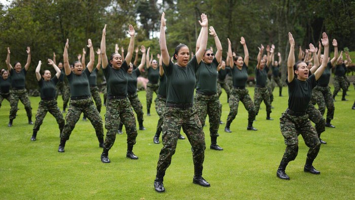 Kolombia Izinkan Perempuan Masuk Militer Setelah 25 Tahun Dilarang Female voluntary recruits attend a three month training program at a military base in Bogota, Colombia, Monday, March 6, 2023. After a 25-year ban, the Colombian army is once again allowing women to join its ranks through voluntary military service, which is a requirement for men. (AP Photo/Fernando Vergara)