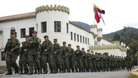 Tentara Kolombia memiliki sekitar 200.000 tentara. Sekitar 1% adalah perempuan, yang sampai sekarang bergabung setelah kuliah di universitas militer atau melamar pekerjaan administratif. Setiap tahun, negara Amerika Selatan itu merekrut sekitar 50.000 orang ke dalam angkatan bersenjata selama 12 bulan wajib militer.