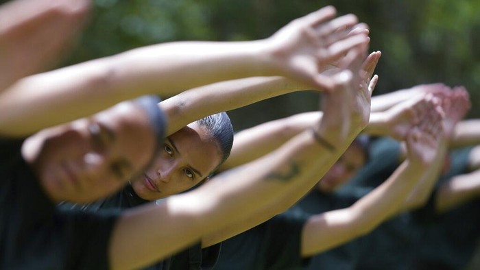 Kolombia Izinkan Perempuan Masuk Militer Setelah 25 Tahun Dilarang Female voluntary recruits attend a three month training program at a military base in Bogota, Colombia, Monday, March 6, 2023. After a 25-year ban, the Colombian army is once again allowing women to join its ranks through voluntary military service, which is a requirement for men. (AP Photo/Fernando Vergara)