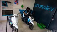 Spora EV adalah startup EV (Electric Vehicle) pertama di Indonesia yang berbasiskan kemampuan rancang bangun engineering kendaraan listrik yang memiliki sertifikat.