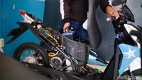 Mekanik tengah merakit motor listrik yang dikonversi dari motor BBM di bengkel Spora EV, Jalan Jombang Raya, Pondok Aren, Tangerang Selatan, Kamis (9/3/2023).