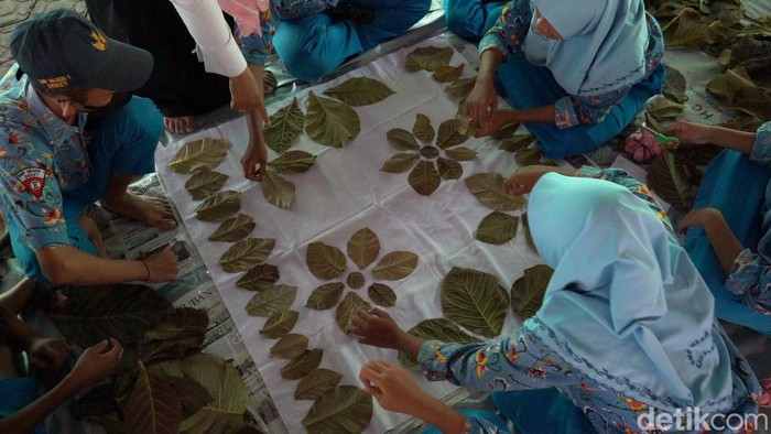 Kreasi ecoprint pelajar SMP di Lamongan