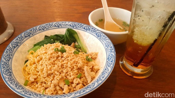 Kuliner khas Singapura di Kayya Kopi Tiam Bandung.