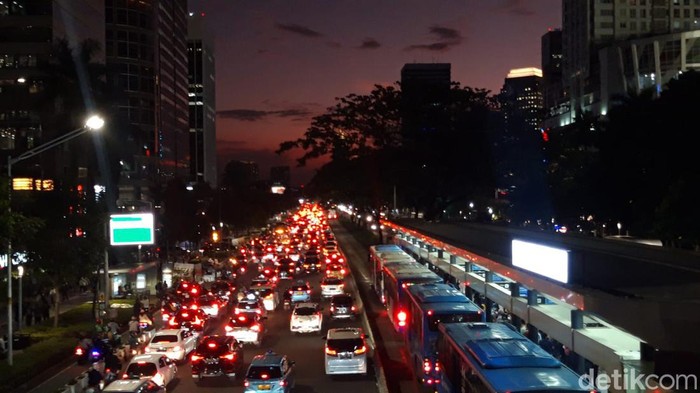 Lalu lintas di Jalan Jenderal Sudirman, Jakarta, terpantau padat pada sore ini. Kepadatan kendaraan terjadi pada dua arah saat jam pulang kerja ini. (Magdalena HNG/detikcom)