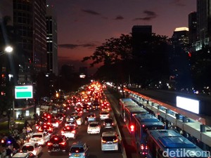 Lalin di Jalan Sudirman Jakarta Padat di Jam Pulang Kerja Sore Ini