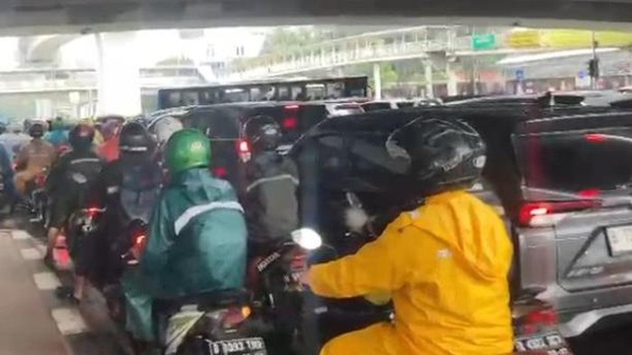 Lalu lintas di traffic light Kuningan-Mampang Jaksel, macet, Kamis (9/3/2023) pagi.