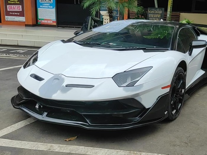 Lamborghini bepelat nomor palsu di Polda Bali, Kamis (9/3/2023).