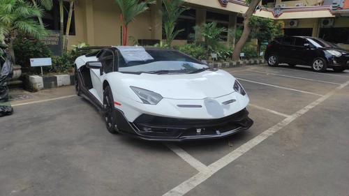 Mobil Lamborghini dengan pelat palsu memakai nama DOMOGATSKY dan viral di media sosial diamankan di Ditreskrimum Polda Bali. (I Wayan Sui Suadnyana/detikBali).