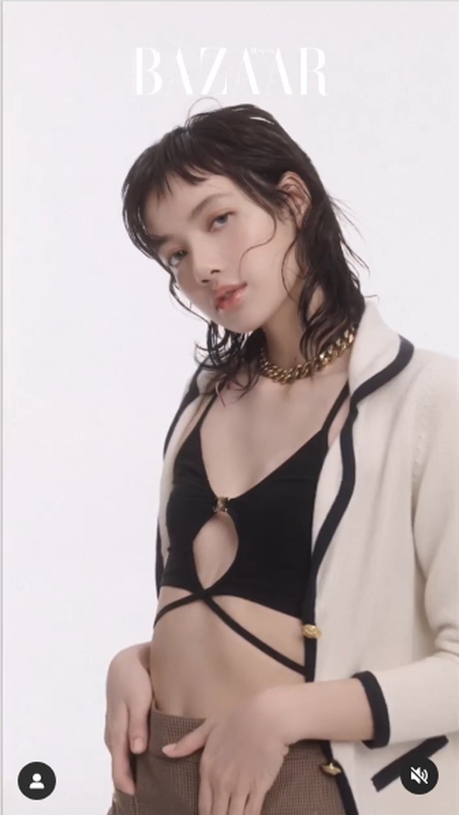 Meski begitu, tak sedikit pula orang yang membela Lisa. Penggemar menilai tato Lisa sulit untuk berdampak pada ekonomi seseorang. Itu tubuhnya. Itu uangnya. Mengapa kamu peduli dengan apa yang dilakukannya? Ini sangat lucu. Di era sekarang? Dia sudah sangat kaya dan sebaiknya kita tidak mengintervensi tubuh orang lain, kata netizen yang membela.Foto: Instagram Harpers Bazaar Singapore