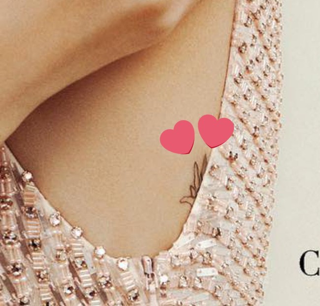 Dalam foto, Lisa tampak memiliki tato di bagian bawah punggungnya dengan gambar bunga. Banyak penggemar memprediksi bahwa bunga tersebut adalah bunga favoritnya yang pernah ditampilkan koleksi Bvlgary.Foto: Instagram Harpers Bazaar Singapore