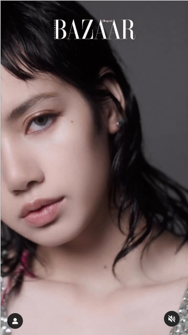 Lisa pun bukan anggota Blackpink pertama yang menunjukkan tato. Sebelumnya foto Jisoo yang vira juga menampilkan dirinya memiliki gambar di tubuh. Meski begitu, selama ini belum ada personel yang benar-benar memperlihatkan tatonya dengan jelas.Foto: Instagram Harpers Bazaar Singapore