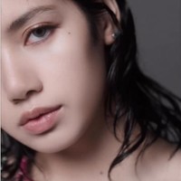 Lisa pun bukan anggota Blackpink pertama yang menunjukkan tato. Sebelumnya foto Jisoo yang vira juga menampilkan dirinya memiliki gambar di tubuh. Meski begitu, selama ini belum ada personel yang benar-benar memperlihatkan tatonya dengan jelas.Foto: Instagram Harpers Bazaar Singapore