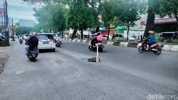 Lubang di Jalan Veteran Selatan, Makassar.