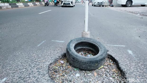 Lubang di Jalan Veteran Selatan, Makassar.