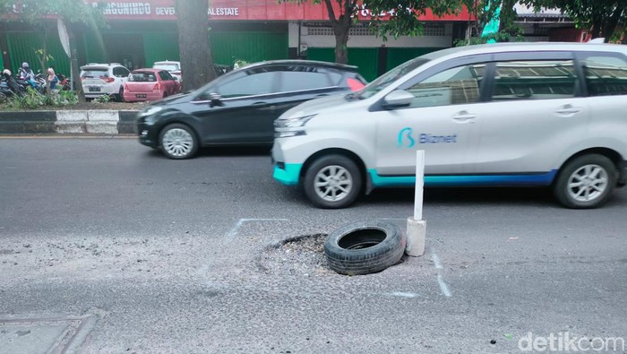 Lubang di Jalan Veteran Selatan, Makassar.