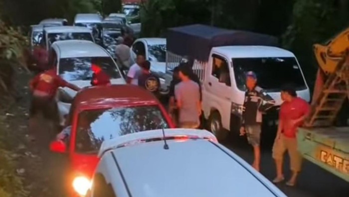 Macet parah di jalan poros Camba Maros - Bone, Sulawesi Selatan.