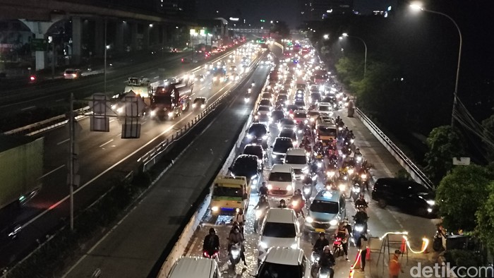 Macet parah Jl MT Haryono arah Cawang gegara pengcatan JPO Cawang Ciliwung, 9 Maret 2023 malam. (Jabbar Ramdhani/detikcom)