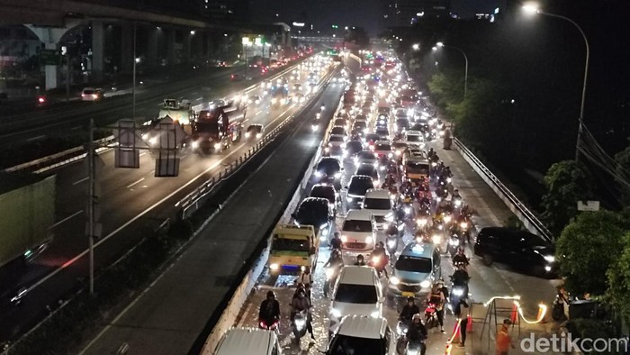 Macet parah Jl MT Haryono arah Cawang gegara pengcatan JPO Cawang Ciliwung, 9 Maret 2023 malam. (Jabbar Ramdhani/detikcom)