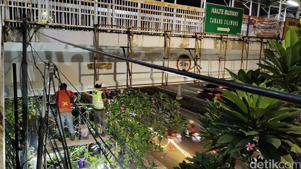 Macet parah Jl MT Haryono arah Cawang gegara pengcatan JPO Cawang Ciliwung, 9 Maret 2023 malam. (Jabbar Ramdhani/detikcom)