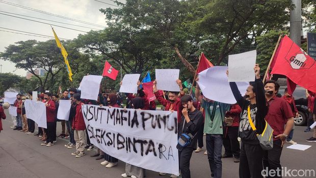 Aksi Kepompok Cipayung buntut terungkapnya suap penerimaan Bintara Polri di Mapolda Jateng, Jalan Pahlawan, Semarang, Kamis (9/3/2023).