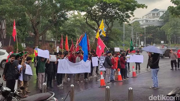 Aksi Kepompok Cipayung buntut terungkapnya suap penerimaan Bintara Polri di Mapolda Jateng, Jalan Pahlawan, Semarang, Kamis (9/3/2023).