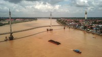 Foto udara kapal tongkang bermuatan batu bara melintasi Sungai Batanghari di Kasang, Jambi, Rabu (8/3/2023).