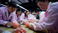 Mereka adalah peserta di Pusat Pelatihan Yipeitong, Shanghai, yang tengah belajar menjadi yue sao atau pengasuh yang akan merawat ibu dan bayi, khususnya pada bulan pertama setelah melahirkan.