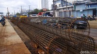 Pembangunan flyover ini untuk mengatasi macet di kawasan Cisauk. 