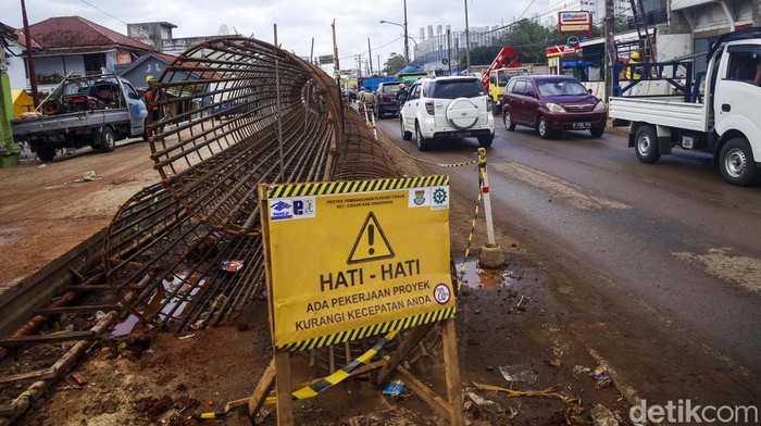 Sejumlah pekerja tampak sedang melakukan pekerjaan pembangunan fly over di kawasan Stasiun Cisauk, Kabupaten Tangerang, Banten, Kamis (9/3/2023). Pemerintah Kabupaten Tangerang terus berupaya memperbaiki ruas-ruas jalan yang banyak dikeluhkan oleh masyarakat. Salah satunya adalah dengan membangun flyover Cisauk.